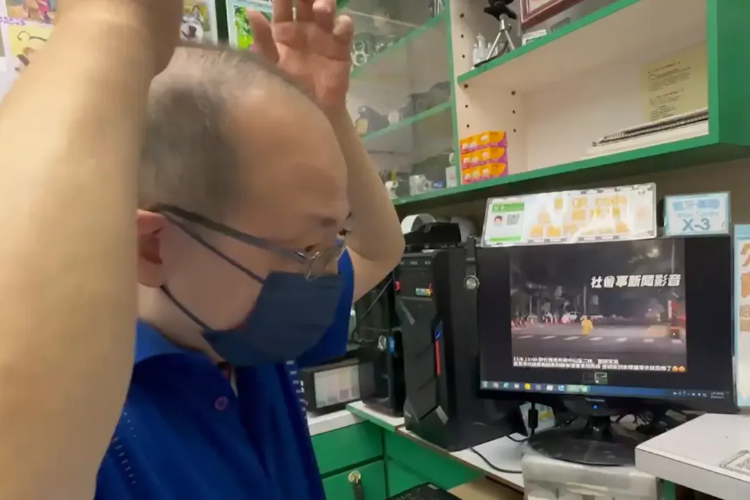 有數十年經歷的攝影專家黃釗武說，影片裡的自走雨衣的帽子看上去有被外力提拉。（圖／中天新聞）