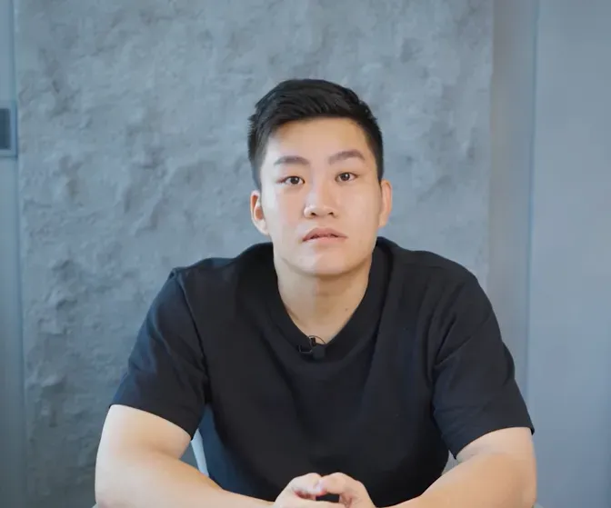 百萬YouTuber「Joeman」因持有與吸食毒品大麻被捕,並進行驗尿程序。(圖/翻攝自Facebook@Joeman)