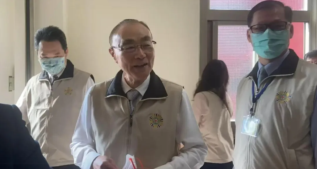 馮世寬表示,國民有服兵役的義務,服完兵役當然要上戰場。(圖/中天新聞)