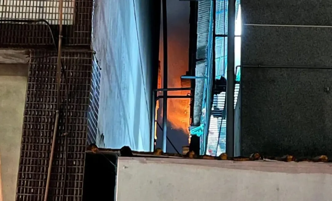 火勢從窗戶燒出。（圖／翻攝畫面）