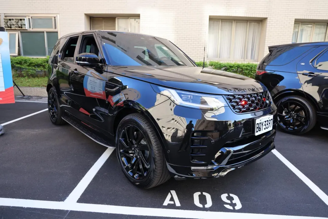國安局特勤中心採購249匹馬力、扭力58.1公斤米的Land Rover Discovery休旅警備車。(圖/中天新聞，李俊毅攝)