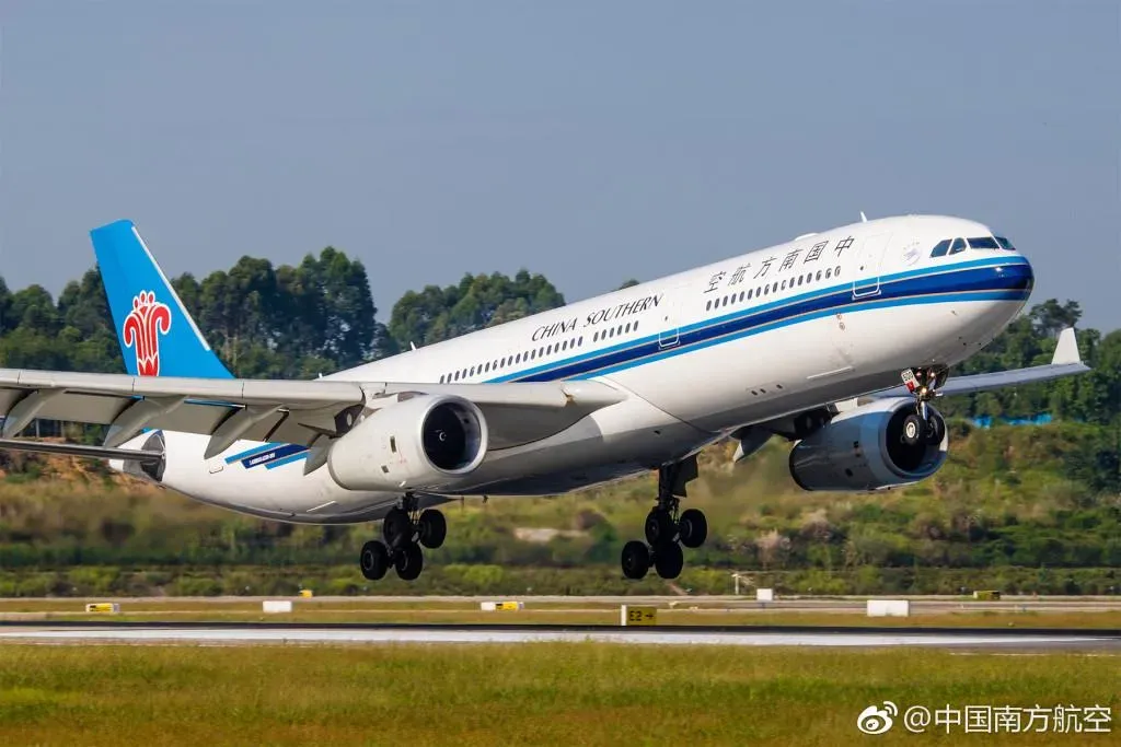 大陸南方航空售票系統8日晚間出現bug,釋出多張10元超低價機票。(圖/翻攝微博@中國南方航空)