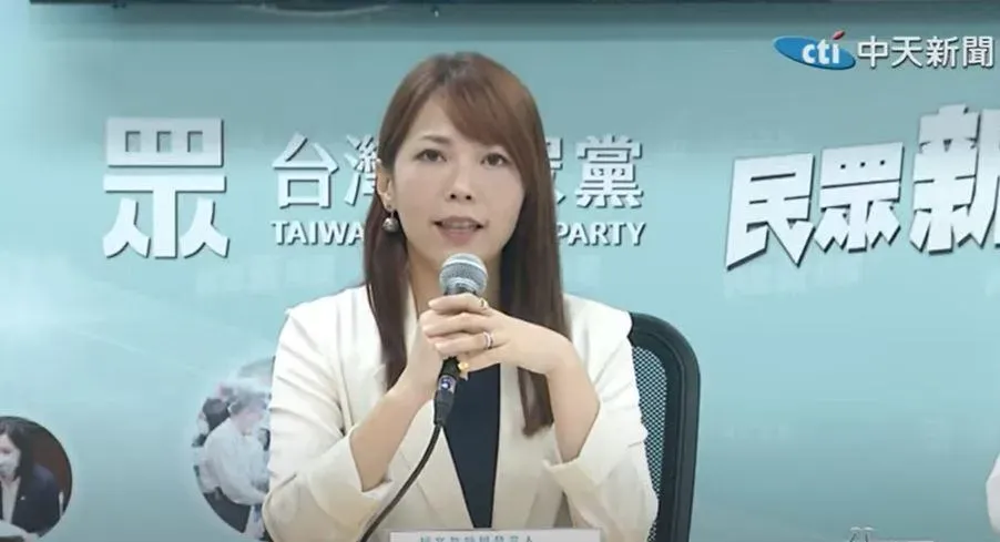 民眾黨發言人陳智菡表示，從未要求民調機構調整加權。（圖／中天新聞）