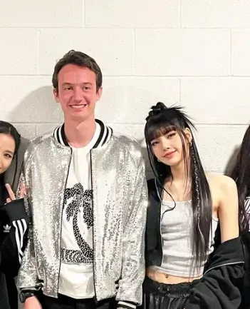 由於Lisa(右)和弗雷德里克(左2)雙方都未正面回應過戀情傳聞,外界時常傳出各種謠言。(圖/翻攝自Instagram@frederic.arnault)