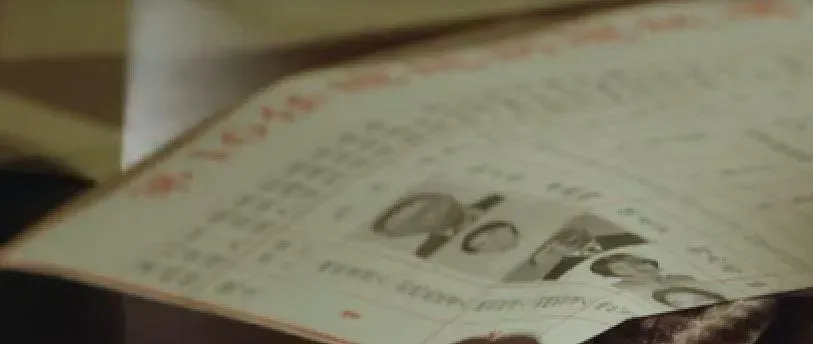 柯文哲9日釋出的競選影片中,作為道具的選舉公報上,柯文哲的副手是黃珊珊,侯友宜的副手是柯志恩。(圖/翻攝自柯文哲競選影片)