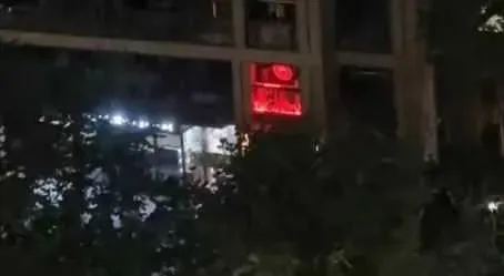 民眾在自家亮刺眼紅燈，以此抗議。（圖／微博「百姓關注」）