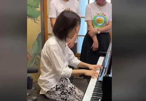 黃睿靚展現出行雲流水的演奏技巧。(圖/翻攝自陳致中臉書影片)