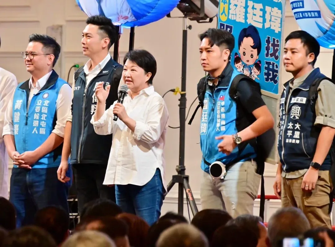 國民黨台中市立委參選人黃健豪(左一)、廖偉翔(左二)、羅廷瑋(右二)、林家興(右一)。(圖/翻攝廖偉翔臉書)