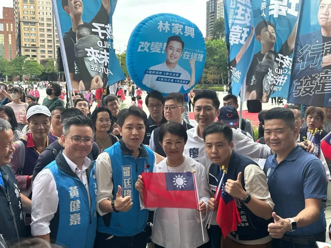 國民黨台中市立委參選人黃健豪(前排左二)、廖偉翔(後排)、羅廷瑋(前排左三)、林家興(前排右二)。(圖/翻攝廖偉翔臉書)