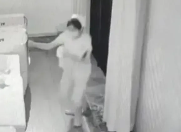 月子中心監視器拍下護理師虐嬰惡行。(圖/翻攝微博「四川觀察」)
