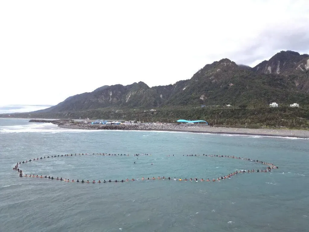 眾選手在海面上圍成圓圈，進行「Paddle Out」儀式紀念Febri Ansyah。（圖／台東縣政府提供）