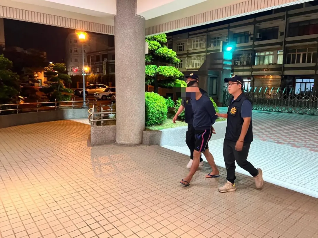 警方逮到許嫌依詐欺及侵占罪送辦。（圖／警方提供）