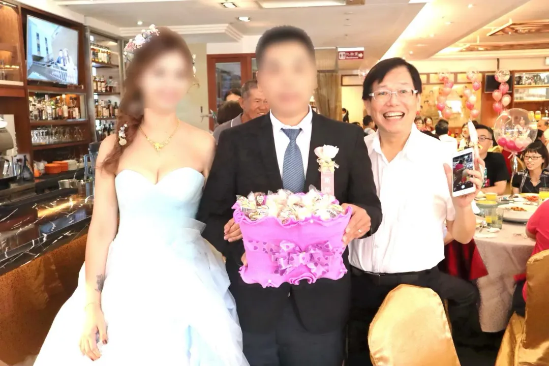 徐乃義(右)促成多對佳偶。(圖/中天新聞)