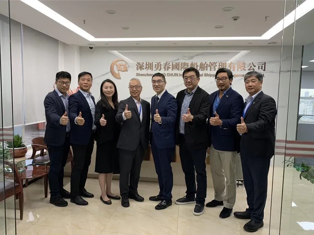 基隆市長謝國樑(右四)11日率領企業代表與市府官員參訪萬海航運位於深圳的子公司勇春公司。同行者為基市府都發處長謝孝昆(左一)、文化局長江亭玫(左三)、萬海航運副總經理葉文超(左四)、 萬海深圳分公司總經理朱瀚鵬(左二)、益航公司董事長郭人豪(右三)、長春貨運總經理林炯炘(右一)、SOLE美國國際物流協會台灣分會理事長詹斯敦(右二)。(圖/中時新聞網徐佑昇攝)