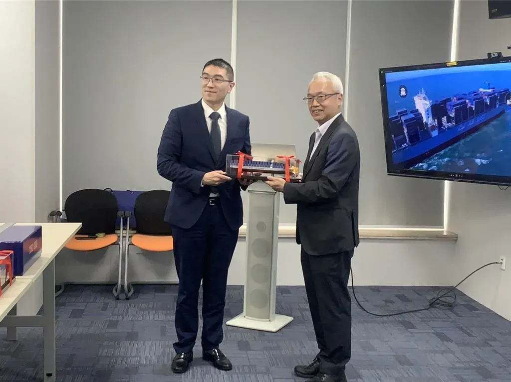 基隆市長謝國樑11日率領企業代表與市府官員參訪萬海航運位於深圳的子公司勇春公司。圖為萬海航運副總經理葉文超(右)致贈貨輪模型予謝國樑(左)。(圖/中時新聞網徐佑昇攝)