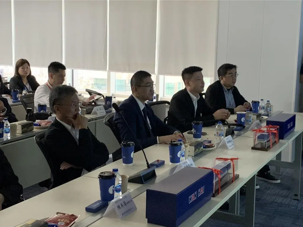 基隆市長謝國樑11日率領企業代表與市府官員參訪萬海航運位於深圳的子公司勇春公司。圖為謝國樑(前排左二)與各企業代表及官員聆聽萬海公司簡報。(圖/中時新聞網徐佑昇攝)