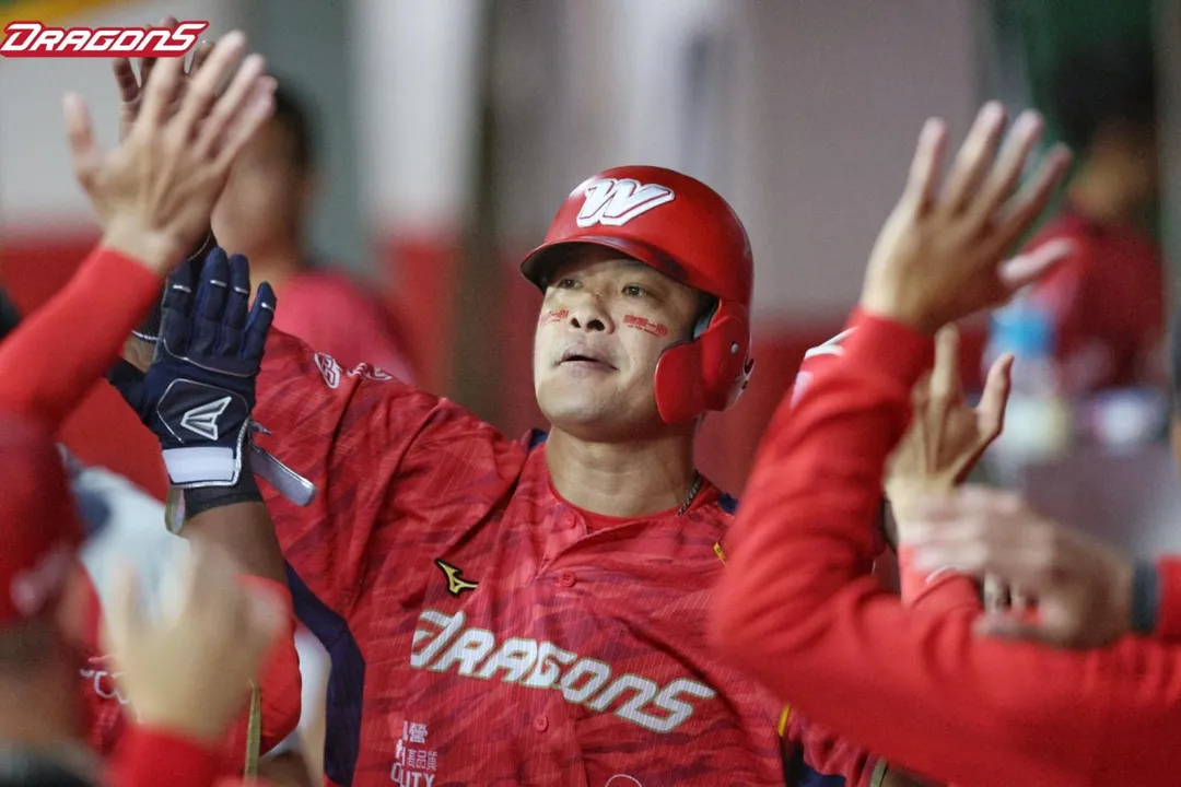 味全龍隊今（22）日在天母主場以4比1擊敗統一獅，43歲的「大師兄」林智勝也刷新中華職棒史上最年長野手獲選單場MVP紀錄。（圖/味全龍提供）