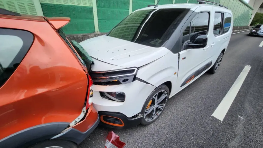 潔哥遇國道連環車禍。（圖／潔哥/李秉潔FB）