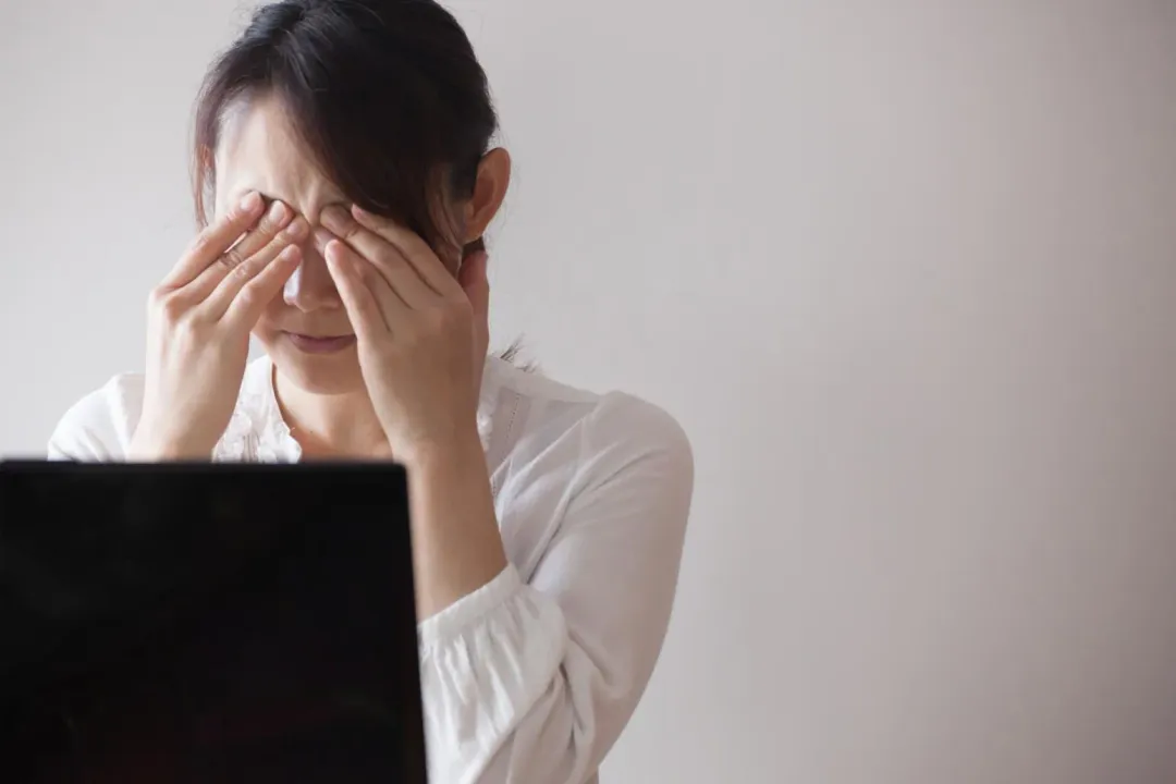 若眼睛痠澀疲勞,可按摩位於內眼頭跟鼻子間的睛明穴,能提神明目。(示意圖/資料庫)