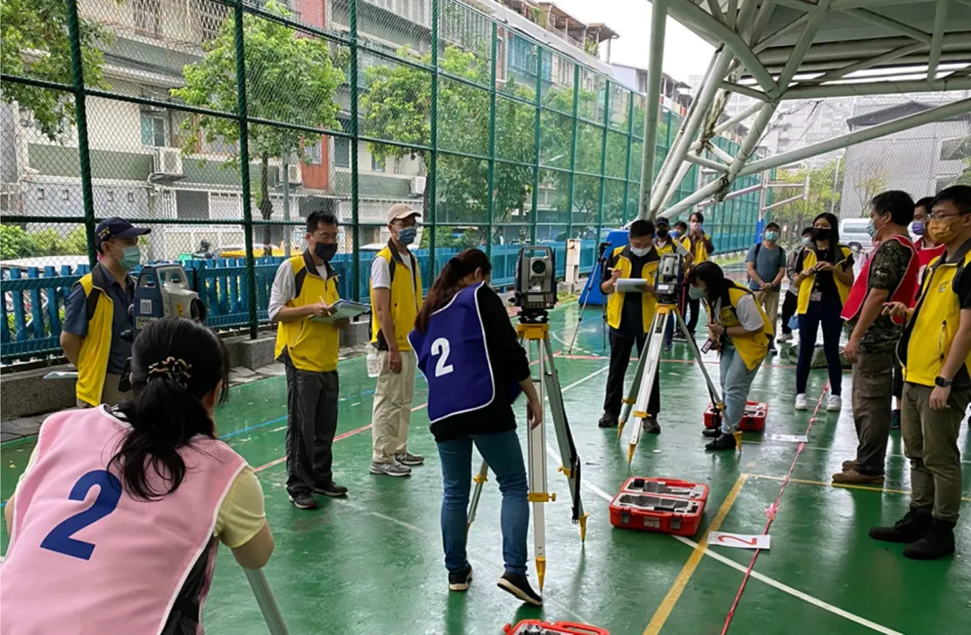 術科考試為架設全測站經緯儀，2分30秒內架設完畢即為滿分。（圖／新北市地政局）