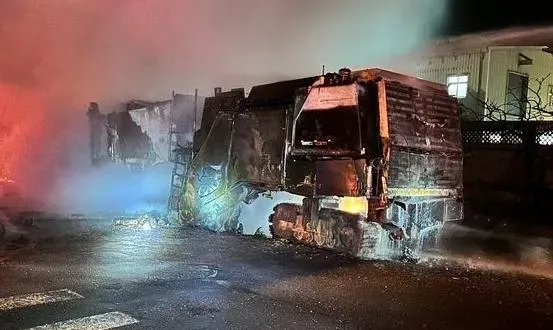 鋪路機被燒成廢鐵現場造成1人死亡。（圖／翻攝畫面）
