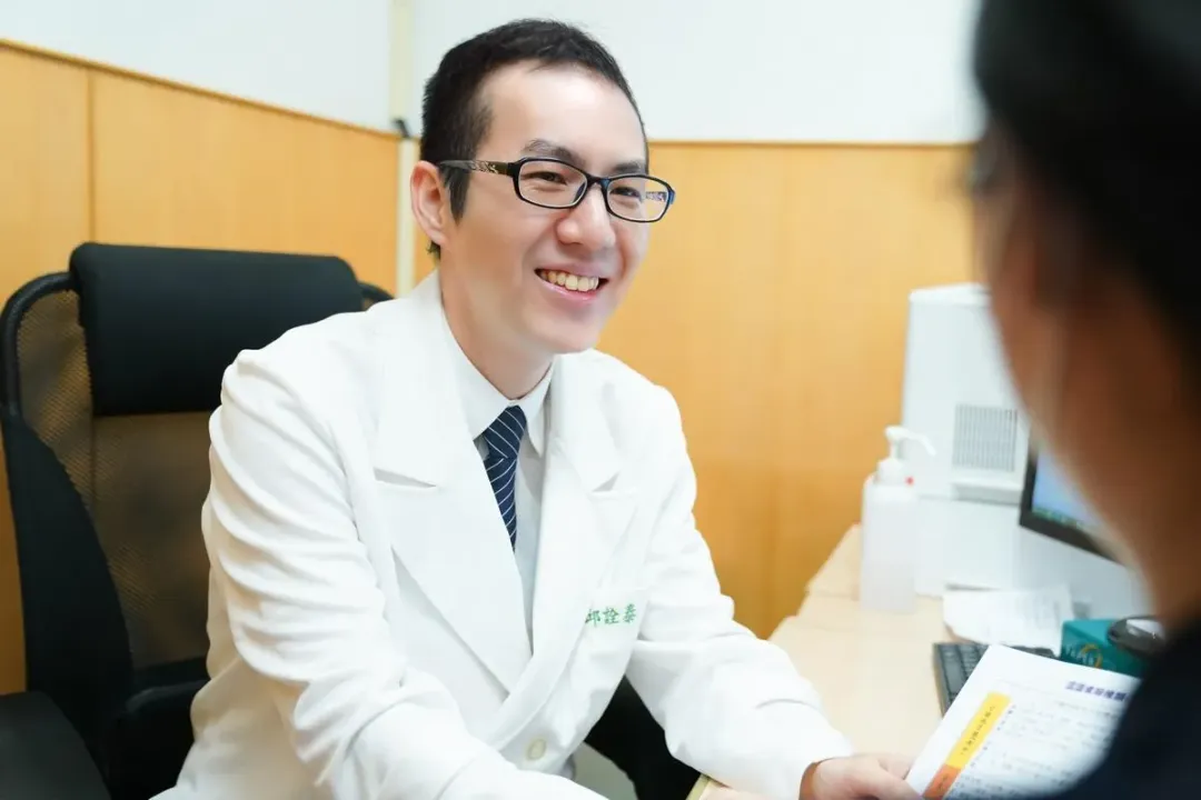 台北慈濟醫院新陳代謝暨內分泌科醫師邱詮泰看診示意照。（圖／台北慈濟醫院提供）