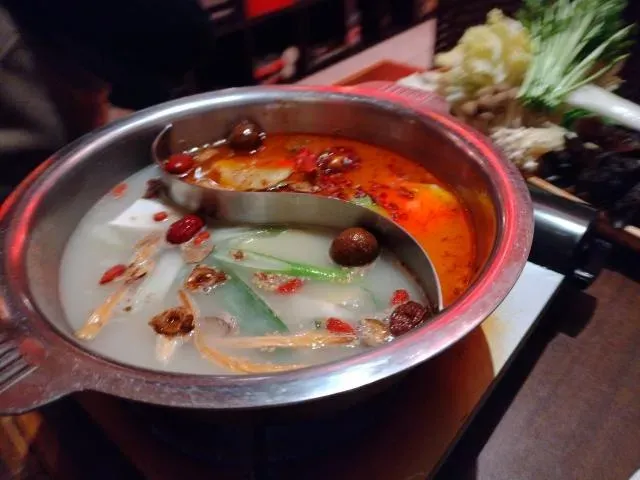 麻辣鍋、羊肉鍋、麻油雞、泡菜鍋等，大多含有較高的熱量和油脂。（示意圖／資料庫）