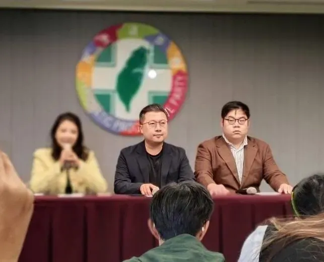 民進黨發言人張志豪,今於民進黨中央黨部舉行記者會。(圖/中天新聞,陳弘美攝)
