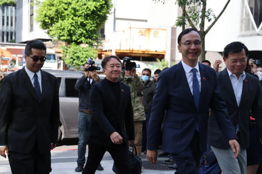 蕭旭岑接待朱立倫入場。（圖／李俊毅攝）