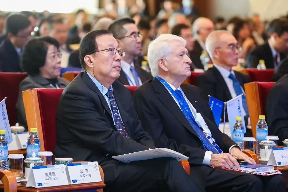 蕭旭岑（後排左2）出席北京論壇（攝自北京大學官網）