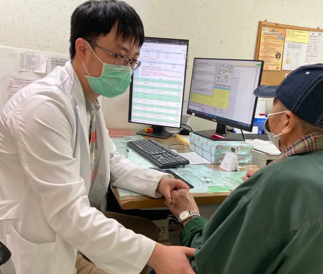 患者兩側的肌力正常,不過他有出現感覺缺失(如身體兩邊對觸覺、痛覺及溫度的敏感度不一樣)、吞嚥問題(如喝水會嗆到)等症狀,且右側眼瞼下垂,經接受腦部核磁共振檢查後,確診是腦幹中風。(圖/衛福部南投醫院)