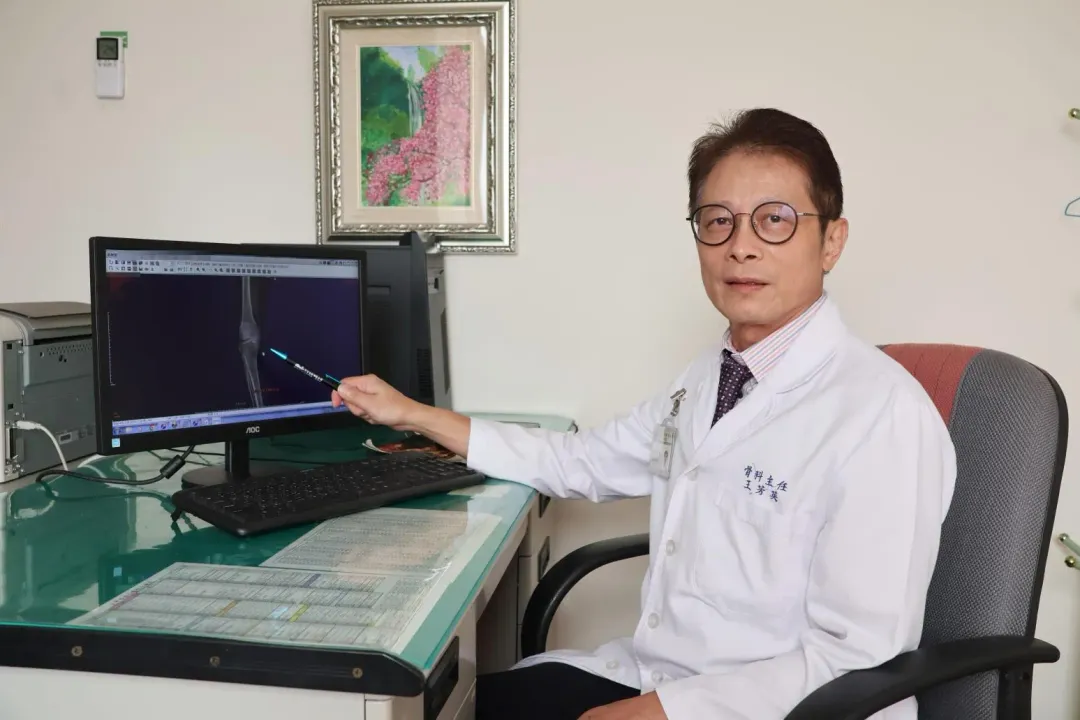 大甲李綜合骨科主治醫師王芳英為91歲患者進行人工關節置換手術。（圖／大甲李綜合醫院）
