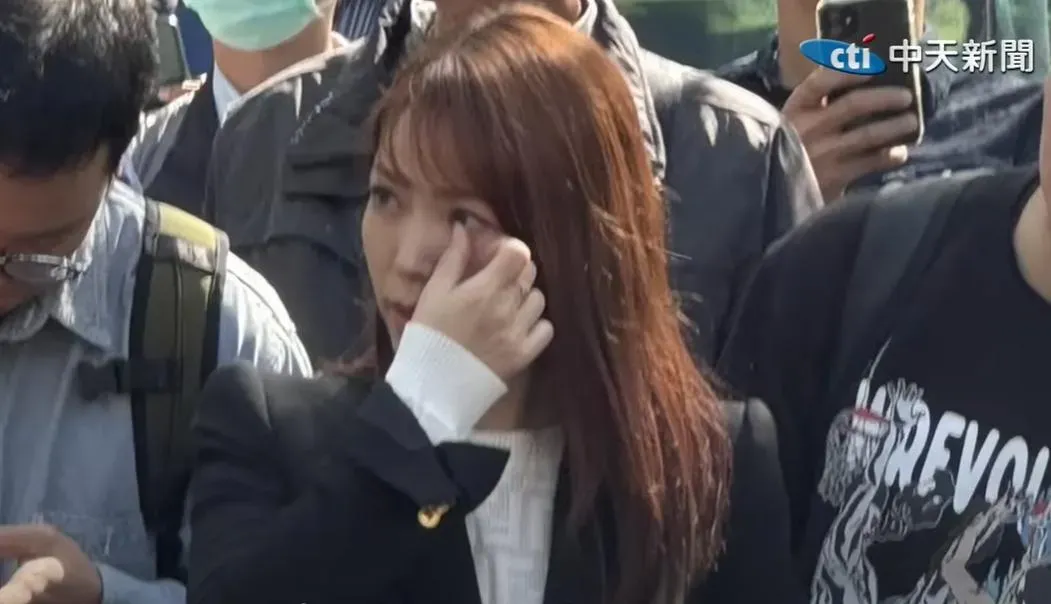 陳智菡被捕捉到疑似伸手拭淚