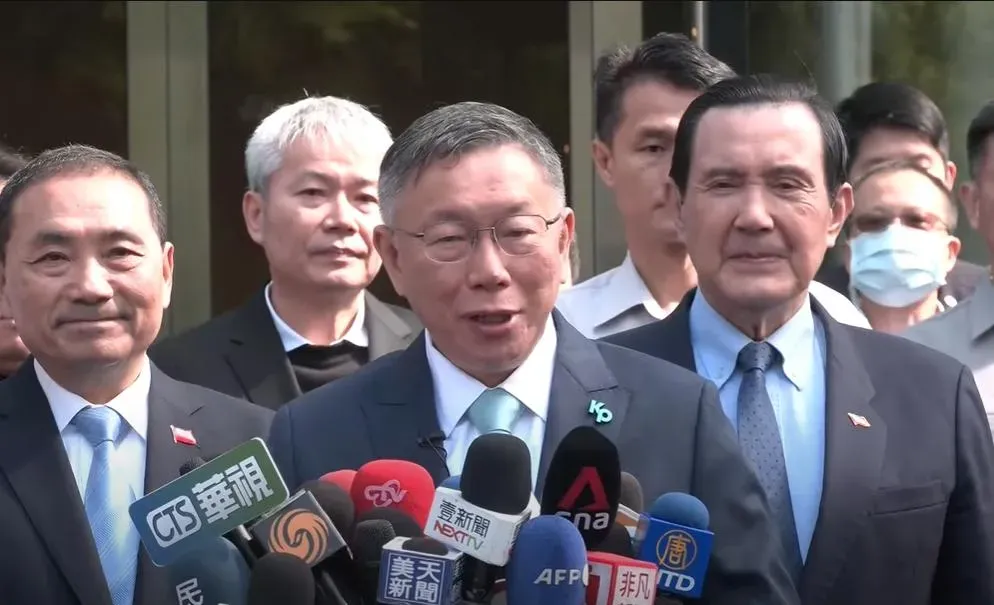 柯文哲15日接受專訪，爆料接到AIT電話要求解釋藍白合，直言這就是台灣小國的困境。（圖／中天新聞）