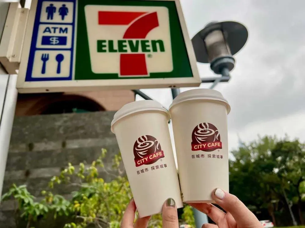 7-11黑五購物節優惠延續到11月26日，咖啡、思樂冰都有至少買1送1優惠。（圖／7-11提供）
