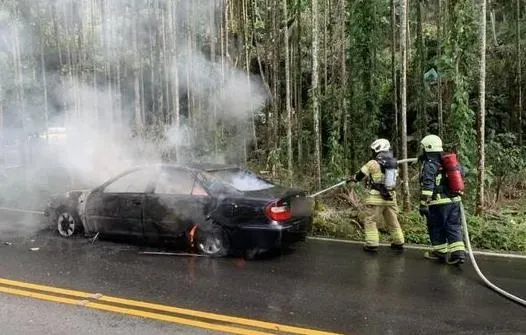 警消射水搶救。(圖/翻攝畫面)
