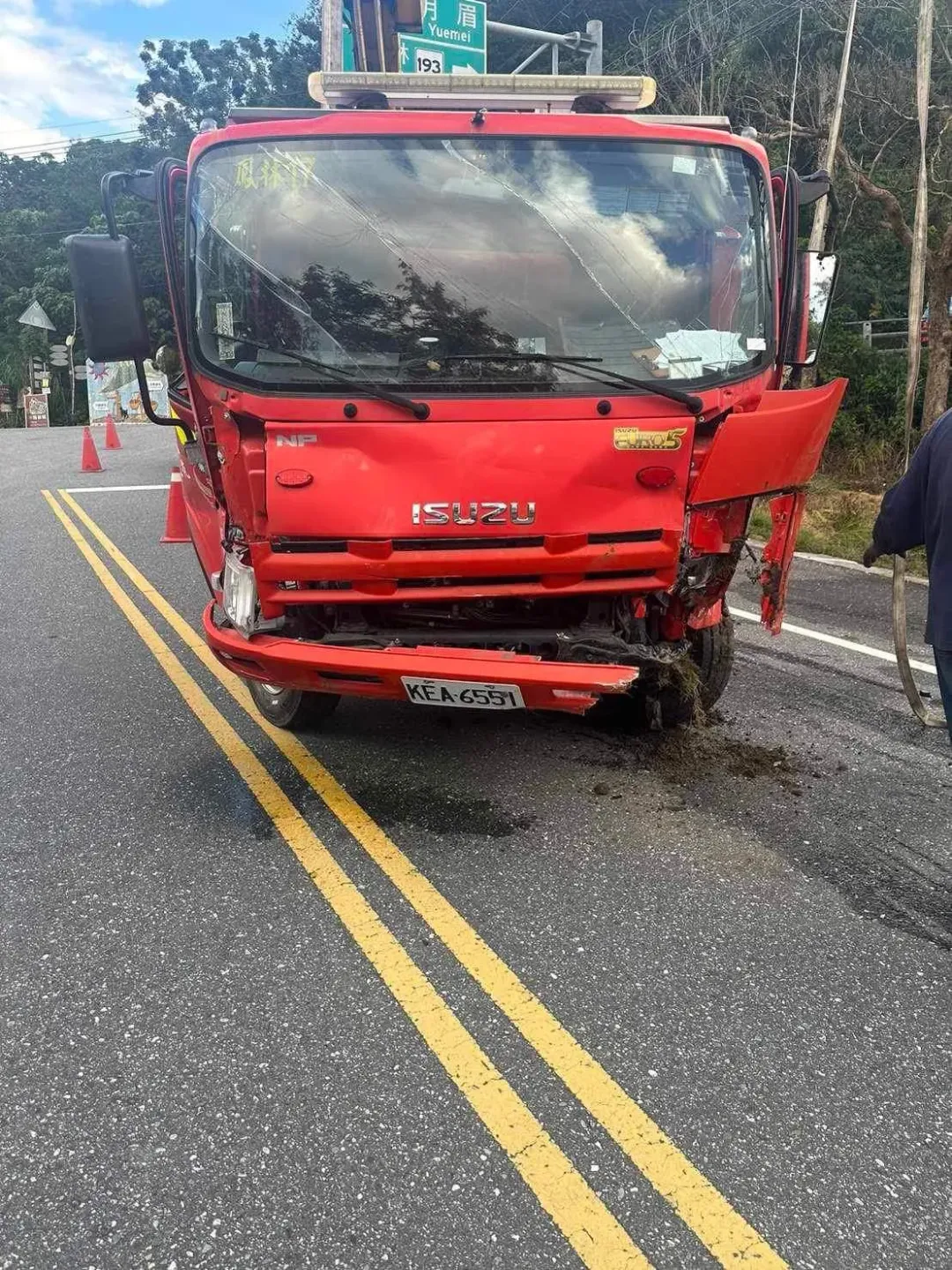 消防車駕駛是一名30歲消防實習生送醫治療。（圖／中天新聞）