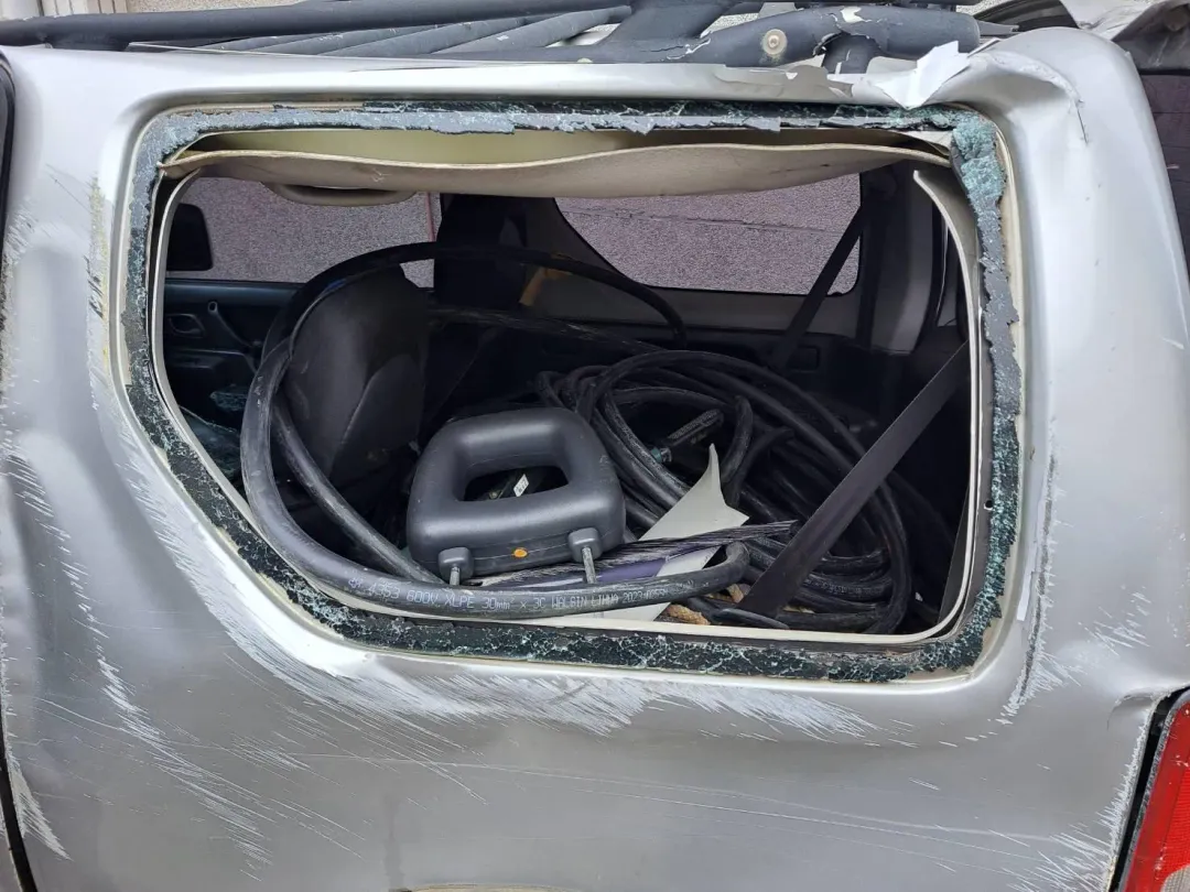 警方在失竊車輛上發現一批偷來的電纜線。（圖／翻攝畫面）
