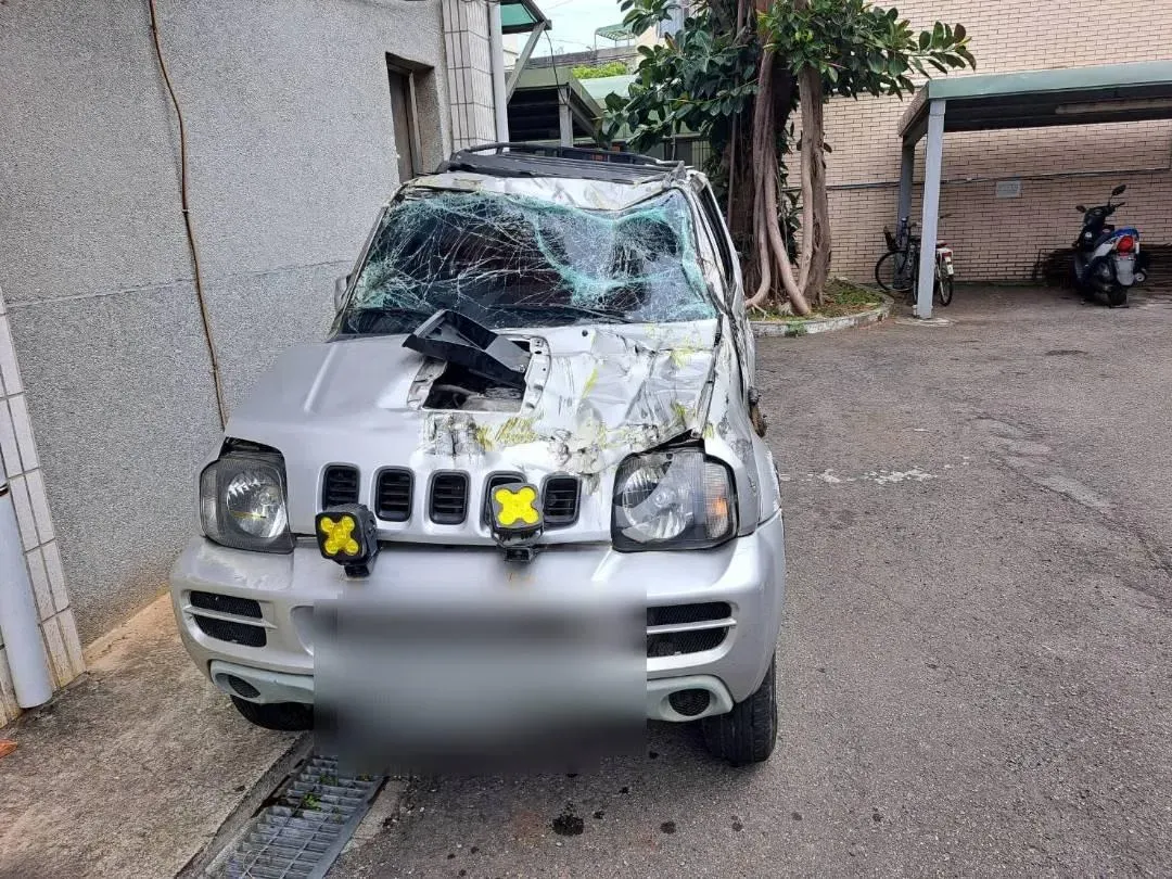 車主看到愛車被撞得嚴重受損，欲哭無淚。（圖／翻攝畫面）