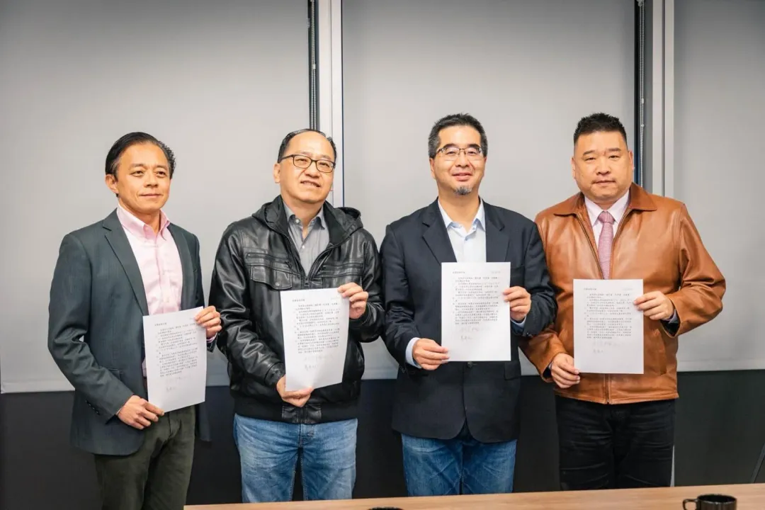 圖為文化大學新聞系教授莊伯仲、求真民調公司總經理關智宇、政治大學政治系主任陳陸輝等3位民調專家協商會前合影。(圖/國民黨提供)