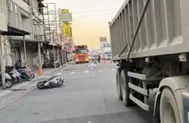 機車滑行10幾公尺,郭姓騎士被聯結車輾過下半身當場死亡。(圖/翻攝畫面)