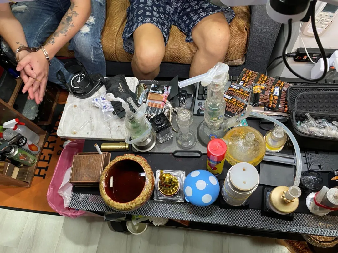 陳男家中桌上擺滿毒品和吸食器。(圖/翻攝畫面)