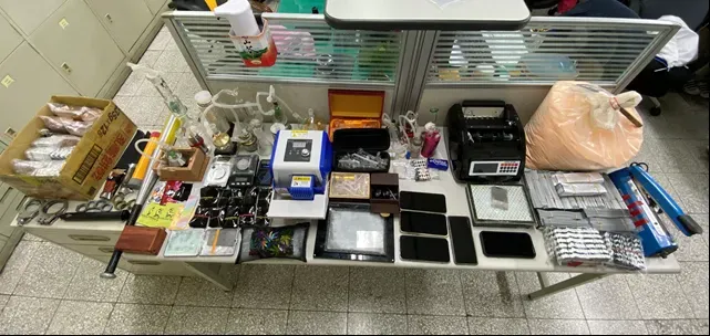警方在陳男住處搜出大量毒品和分裝器具。(圖/翻攝畫面)