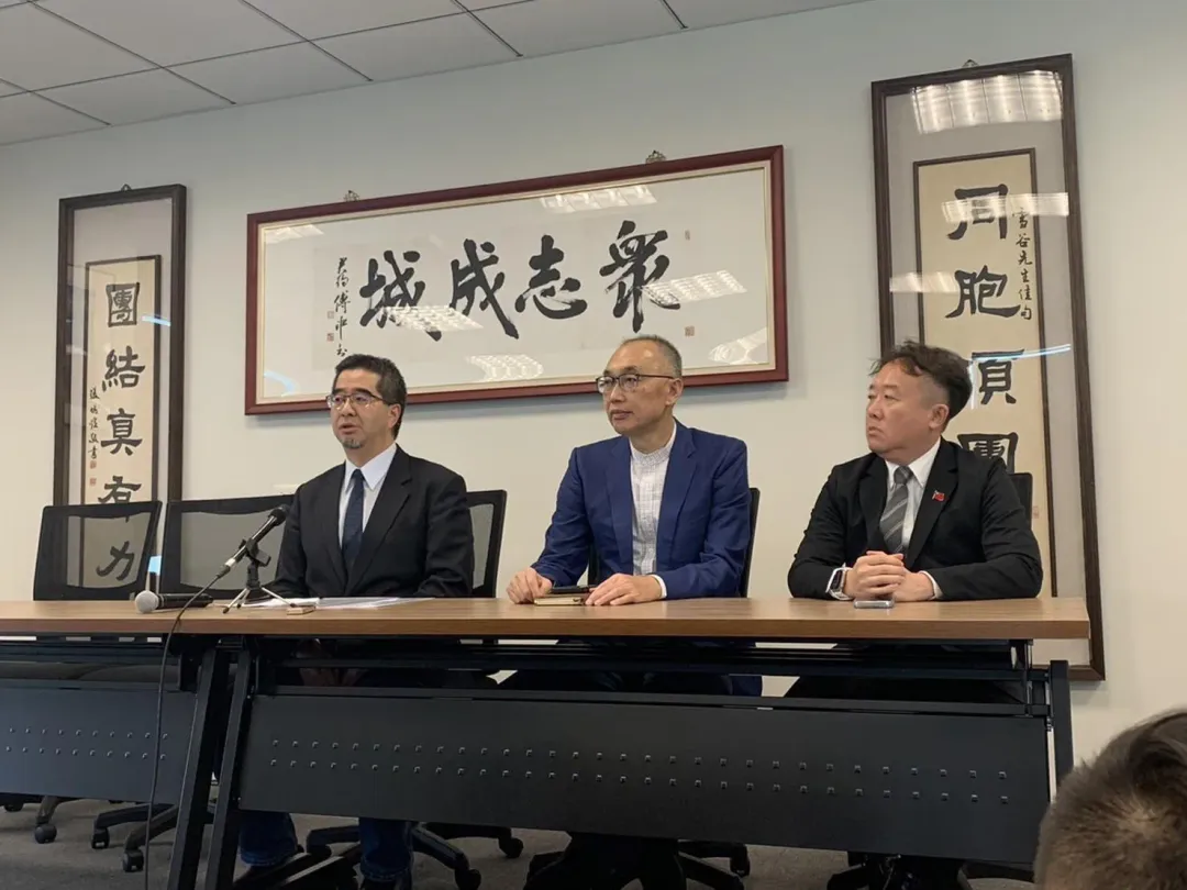馬英九辦公室執行長蕭旭岑（左）轉達柯文哲說法「藍白合沒有破局」，現在要進入政黨協商來談。（圖／羅志華攝）