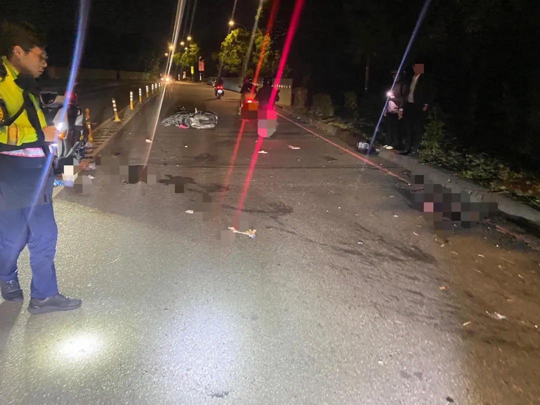 機車倒在路中，現場血跡斑斑怵目驚心，嚇得路人趕緊報案。（圖／翻攝畫面）