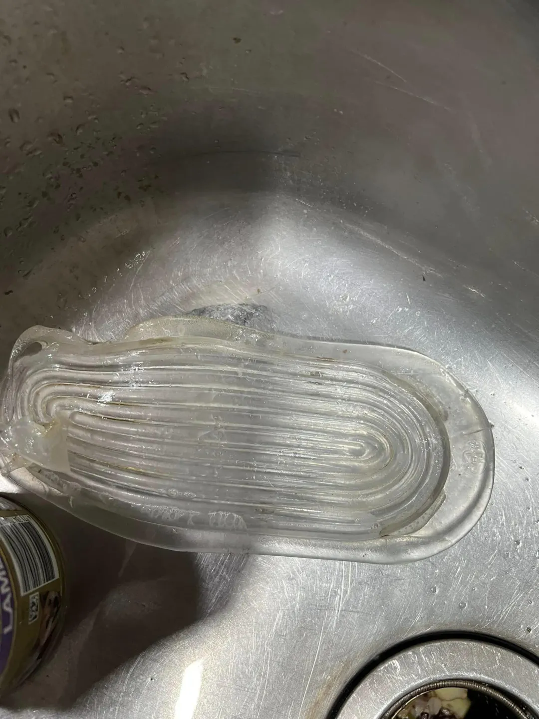 連抽油煙機的塑膠燈罩也被燒到掉下來。（圖／翻攝自家常菜臉書社團）