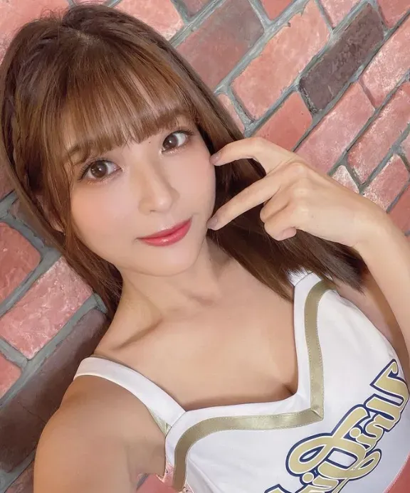 統一獅「Uni Girls」24歲成員瑟七這次隨中華隊出征亞冠賽,成為場邊「嬌」點。(圖/翻攝自Instagram@__seul777)