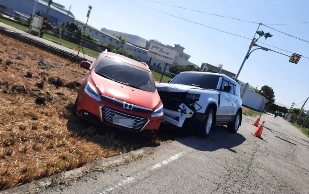 兩輛休旅車車禍。(圖/翻攝畫面)