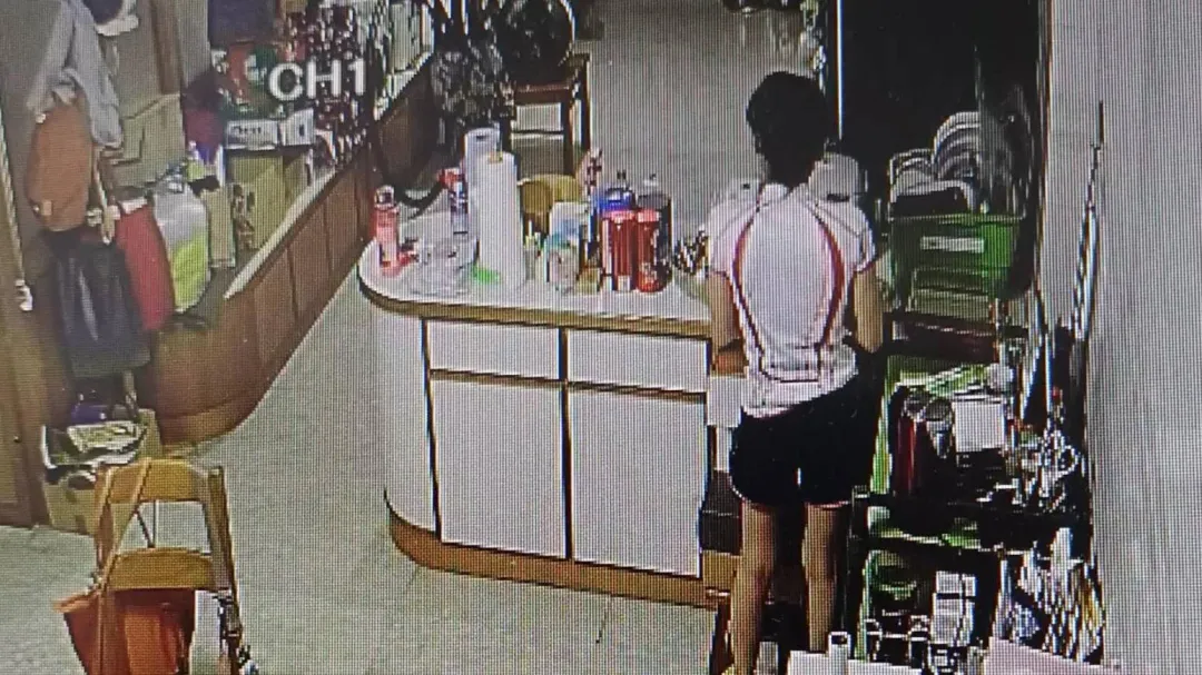 歐女11月5日以擦拭櫥櫃及身體遮掩，趁機竊取放於抽屜之錢包內1500元並藏放口袋得逞。（圖／翻攝畫面）