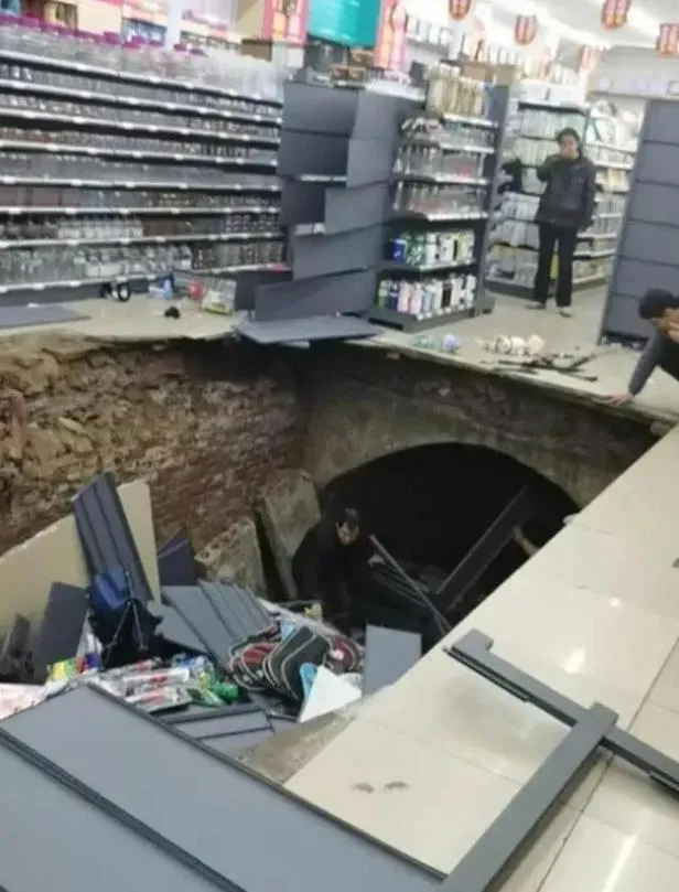 河南一家新開業超市驚現天坑,貨架商品大量掉入坑中。(圖/翻攝微博「星視頻」)